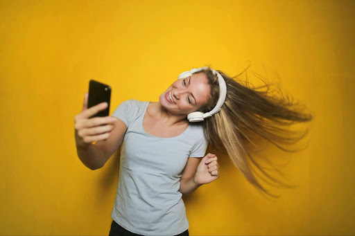 une femme se prend en photo avec son téléphone portable