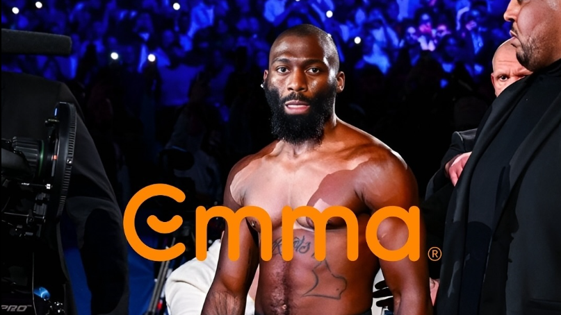 Cédric Doumbé pendant un match de boxe avec le logo de la société Emma Sleep