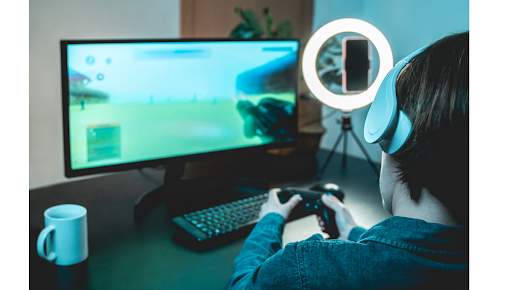 gagner de l argent sur twitch Streamer en direct sur Twitch jouant à un jeu vidéo avec casque, manette et setup de streaming